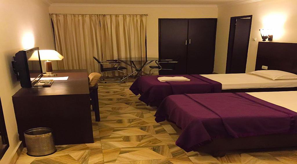 Aditya Palace Hotel Rajahmundry Bagian luar foto