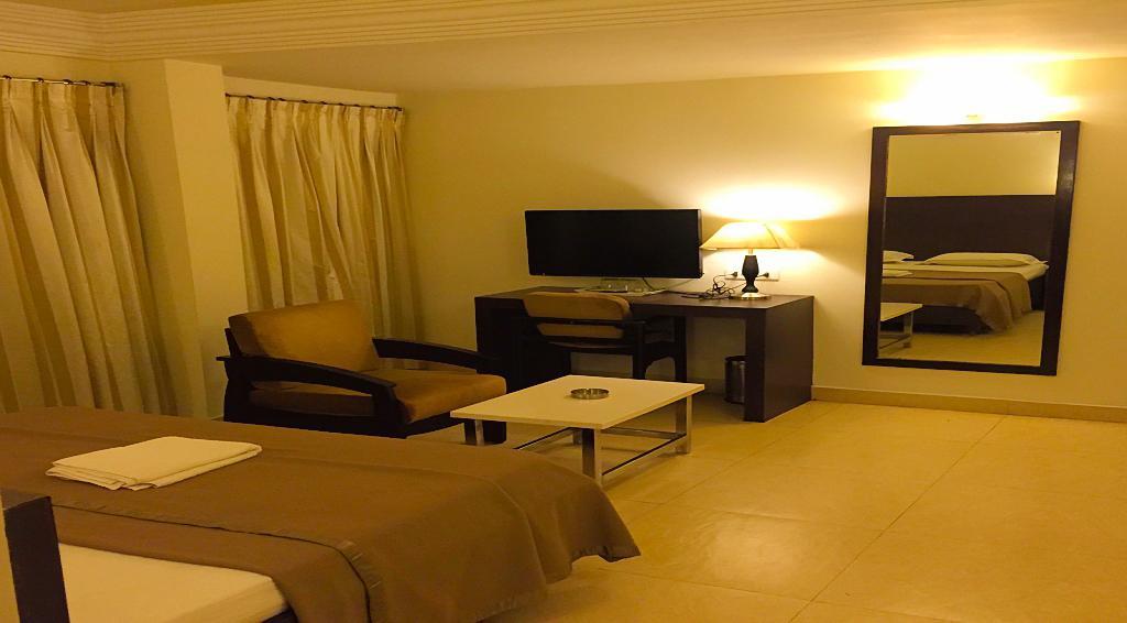 Aditya Palace Hotel Rajahmundry Bagian luar foto